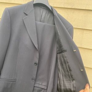 Versace suit 42 short. 32 waist.